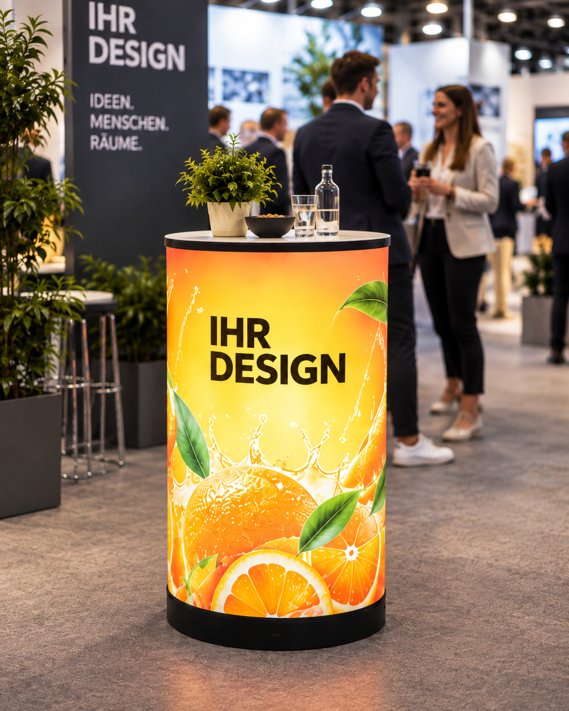 Aufblasbarer Stehtisch Ø 65 x H 100 cm mit Beleuchtung auf einer Messe